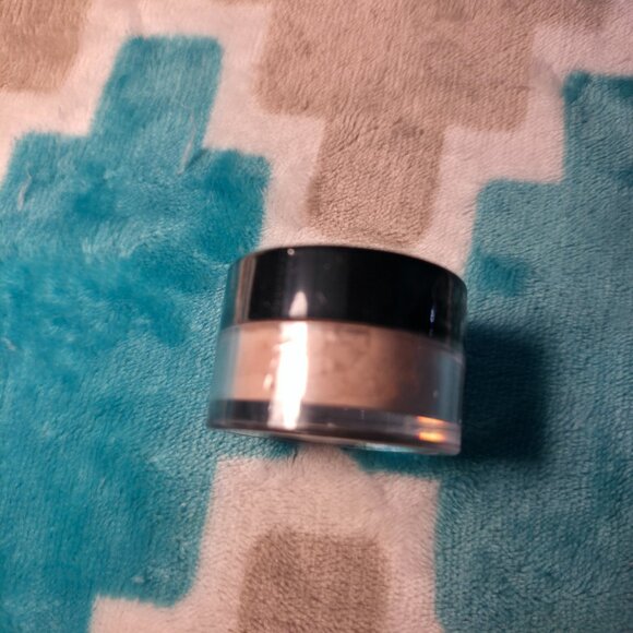 Saint Luxe Translucent Setting Powder - Picture 2 of 4